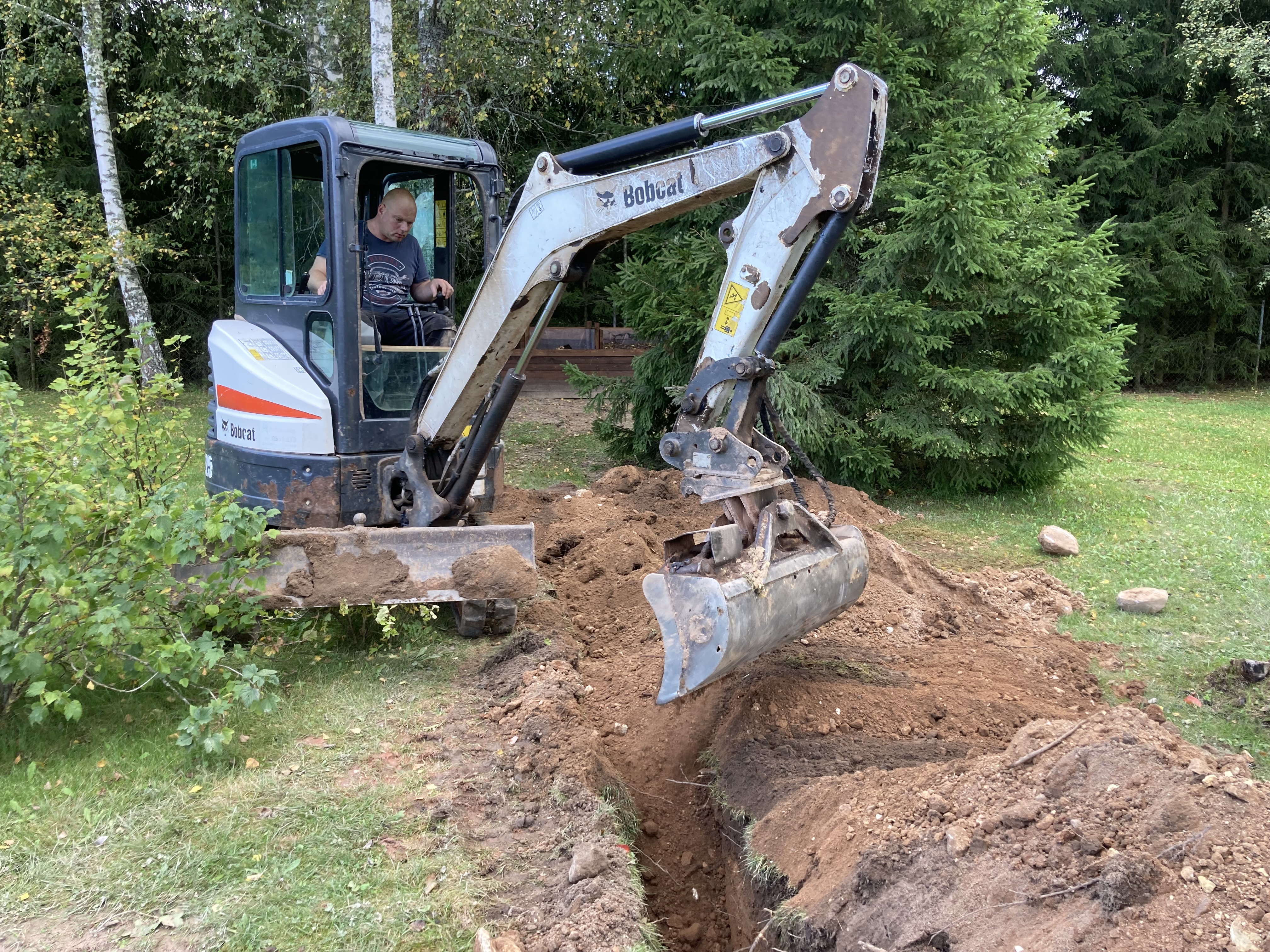 Ekskavaator kaevamas